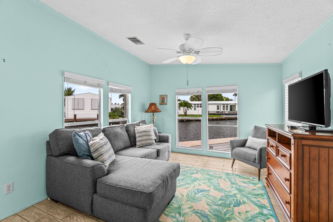 待售: $599,000 (2 贝兹, 2 浴室, 924 平方英尺)