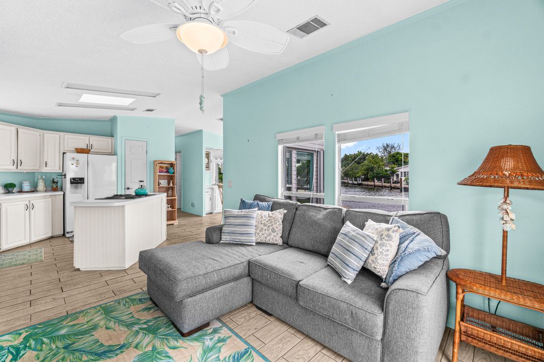 待售: $599,000 (2 贝兹, 2 浴室, 924 平方英尺)