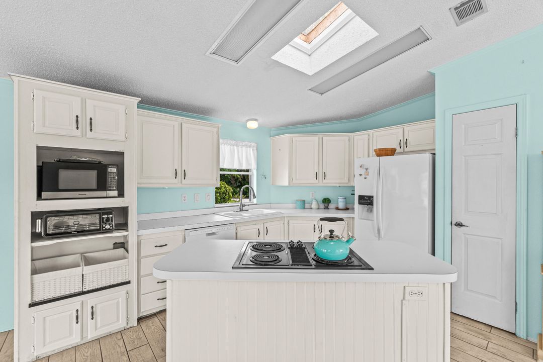 待售: $599,000 (2 贝兹, 2 浴室, 924 平方英尺)