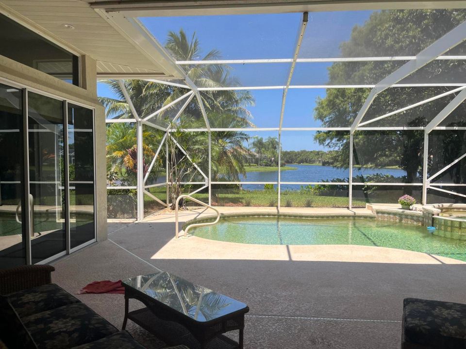 Activo con contrato: $699,500 (3 camas, 2 baños, 2303 Pies cuadrados)