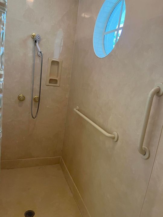 Activo con contrato: $699,500 (3 camas, 2 baños, 2303 Pies cuadrados)