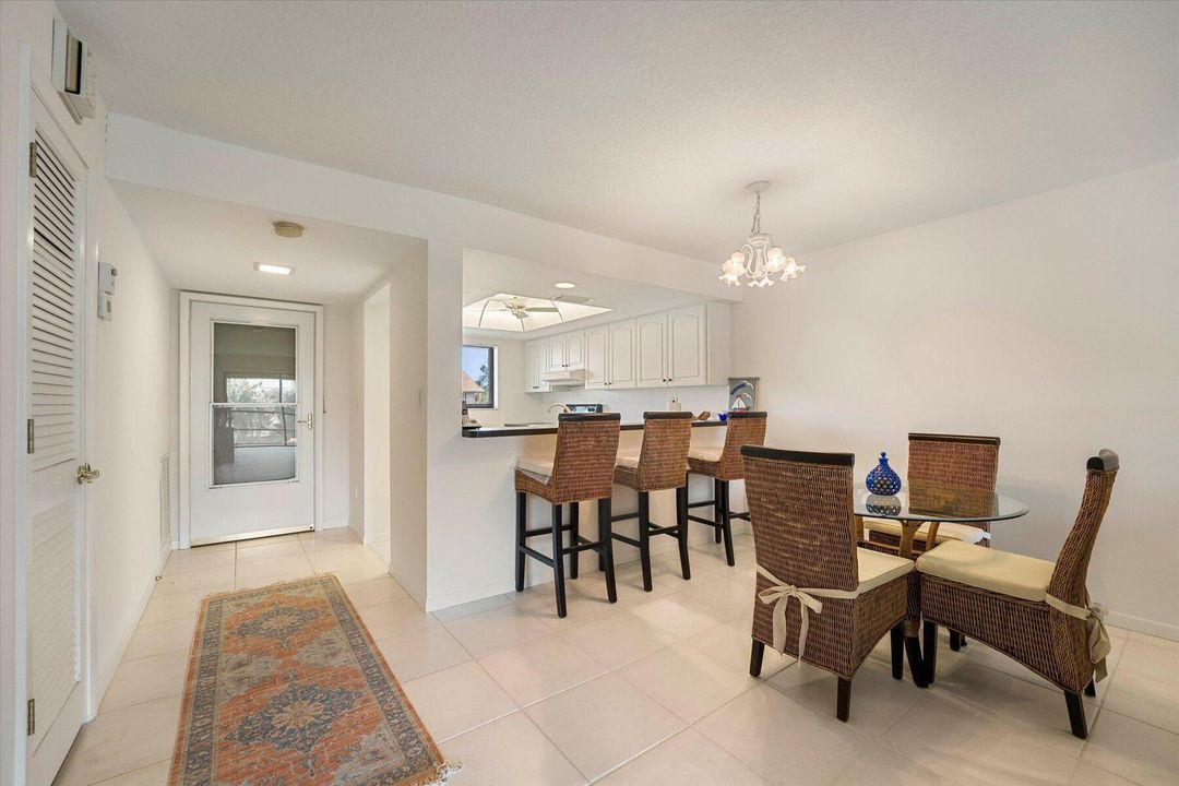 待售: $249,900 (2 贝兹, 2 浴室, 1072 平方英尺)