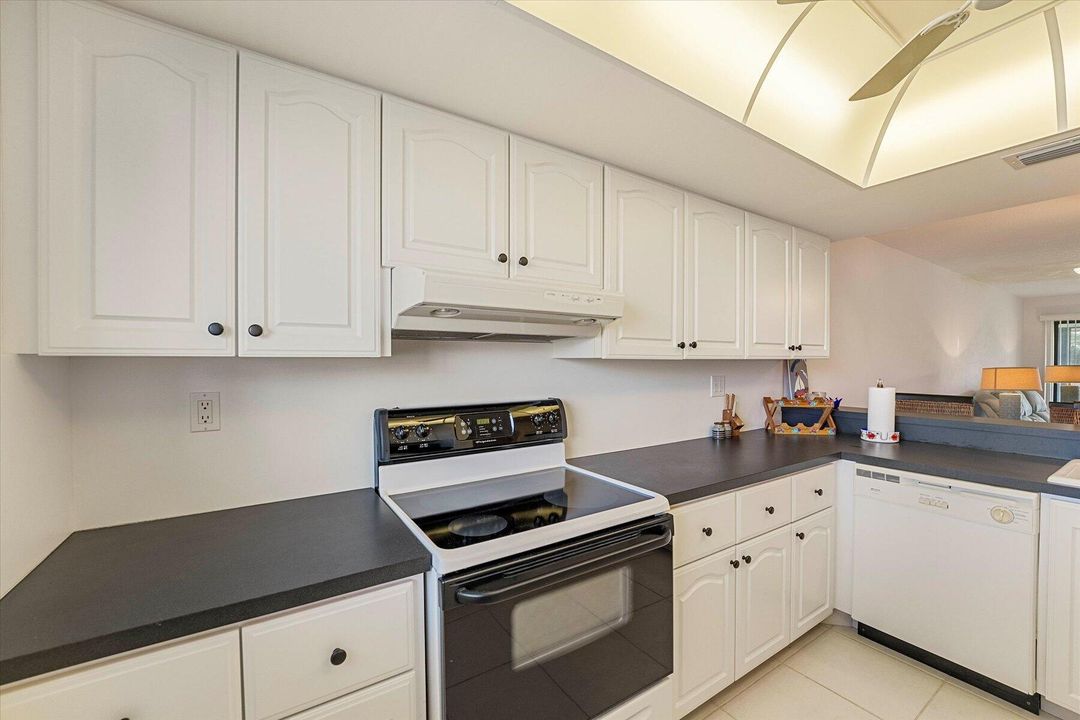 待售: $249,900 (2 贝兹, 2 浴室, 1072 平方英尺)