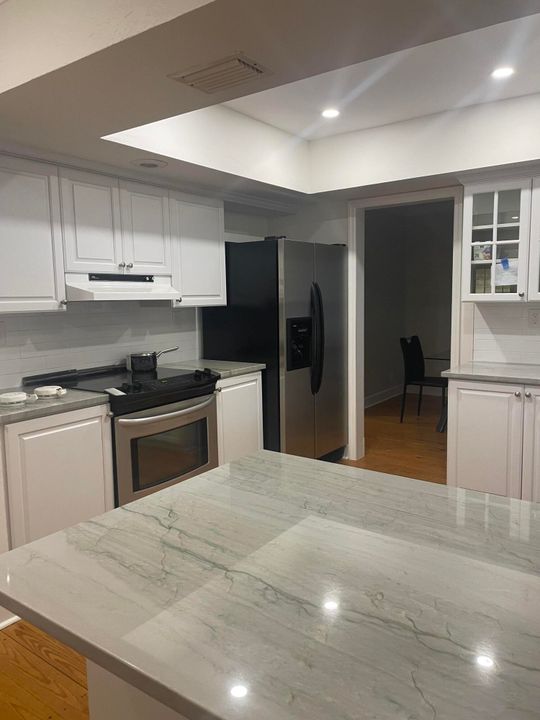 合同活跃: $5,750 (3 贝兹, 2 浴室, 2085 平方英尺)