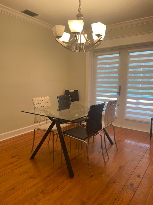 合同活跃: $5,750 (3 贝兹, 2 浴室, 2085 平方英尺)