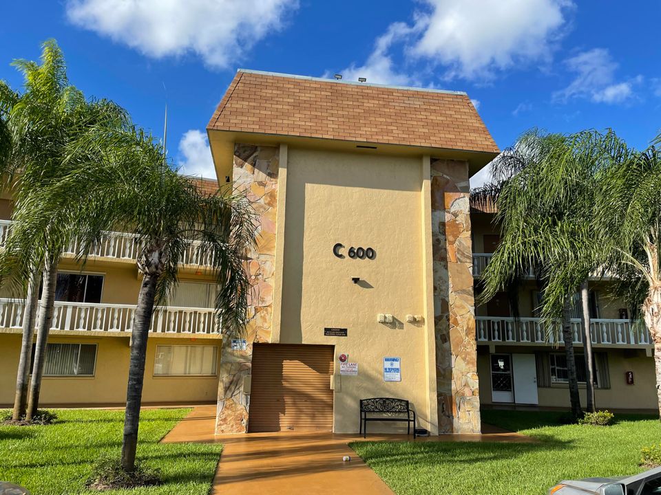 Recently Rented: $1,500 (2 beds, 1 baths, 836 Square Feet)