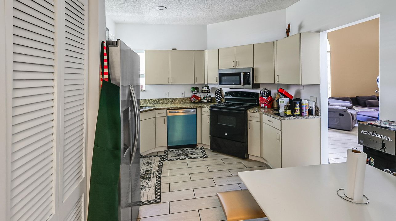 合同活跃: $465,000 (4 贝兹, 2 浴室, 1867 平方英尺)