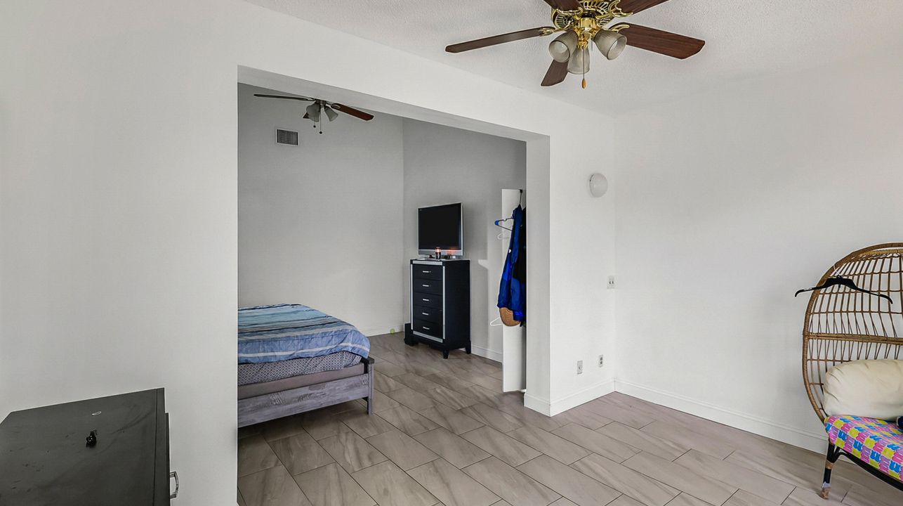 合同活跃: $465,000 (4 贝兹, 2 浴室, 1867 平方英尺)