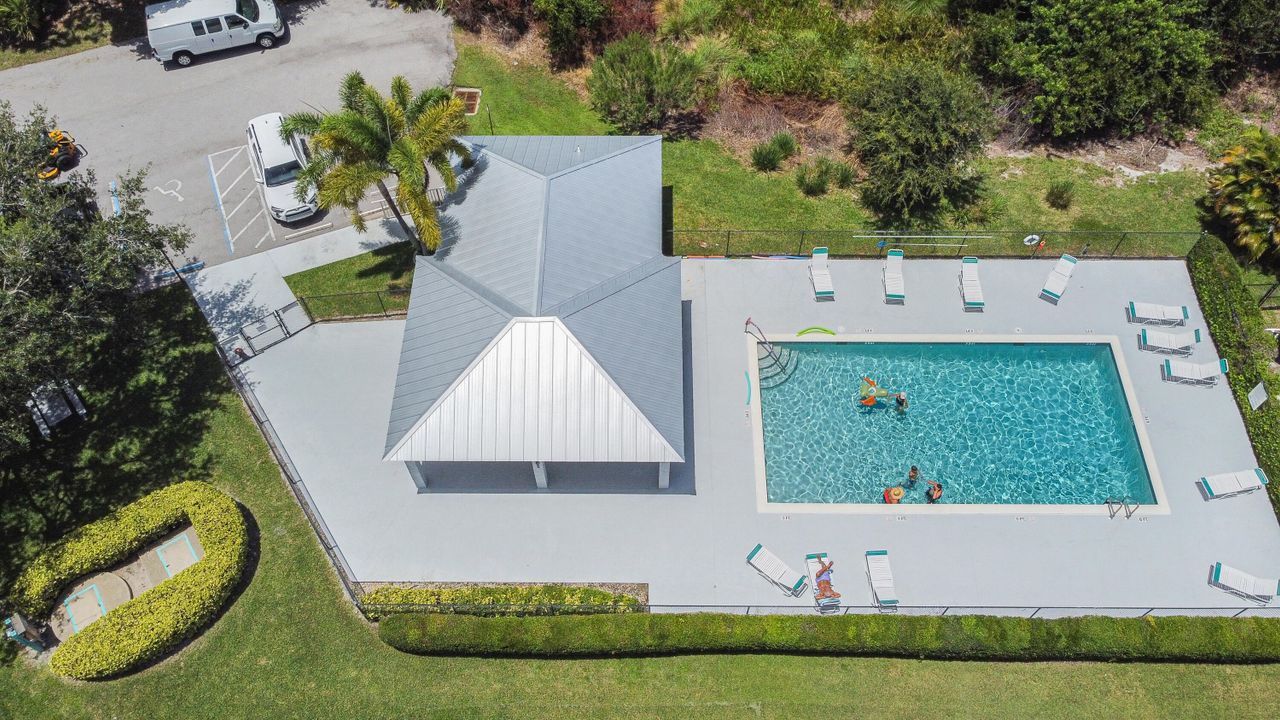 合同活跃: $465,000 (4 贝兹, 2 浴室, 1867 平方英尺)