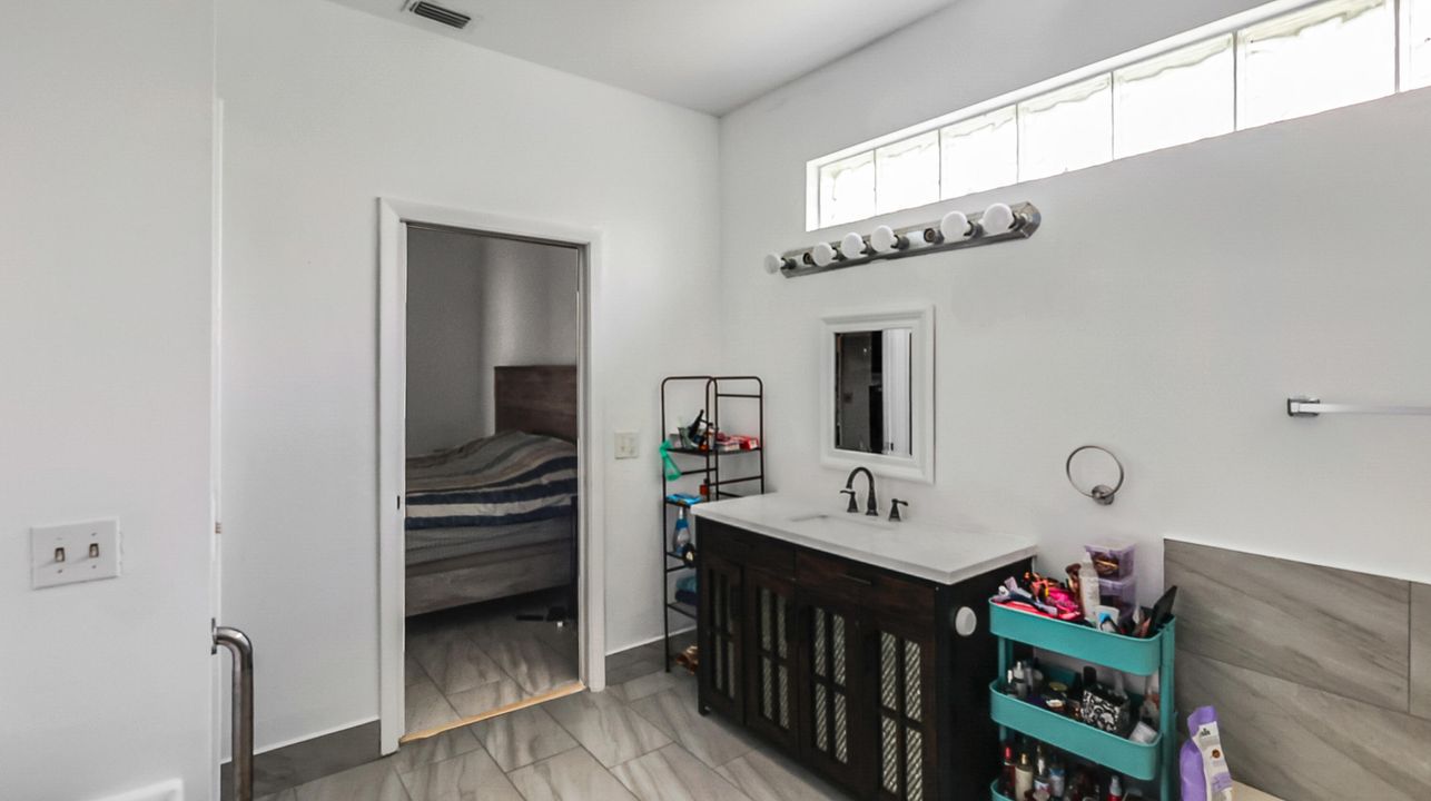 合同活跃: $465,000 (4 贝兹, 2 浴室, 1867 平方英尺)