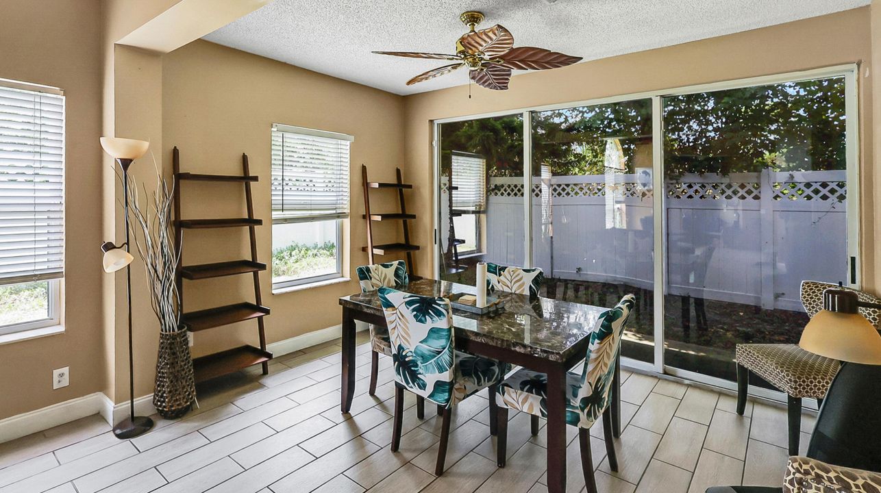 合同活跃: $465,000 (4 贝兹, 2 浴室, 1867 平方英尺)