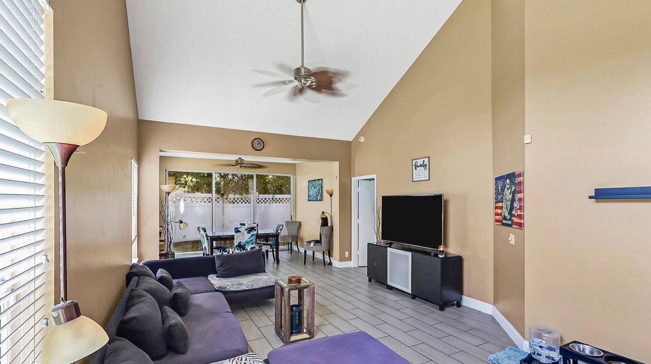 合同活跃: $465,000 (4 贝兹, 2 浴室, 1867 平方英尺)