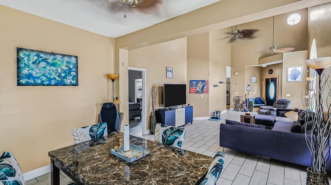 合同活跃: $465,000 (4 贝兹, 2 浴室, 1867 平方英尺)