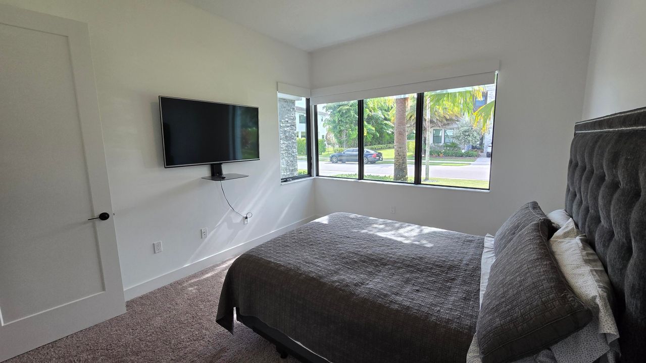 Active With Contract: $8,000 (3 beds, 3 baths, 2240 Square Feet)