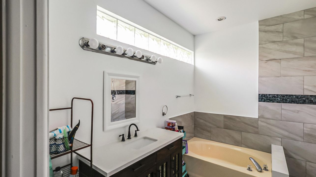 合同活跃: $465,000 (4 贝兹, 2 浴室, 1867 平方英尺)