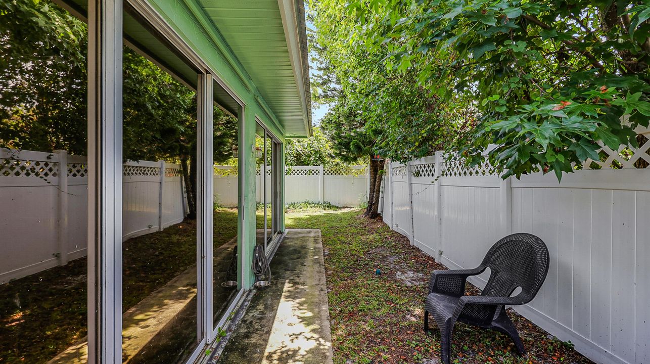 合同活跃: $465,000 (4 贝兹, 2 浴室, 1867 平方英尺)