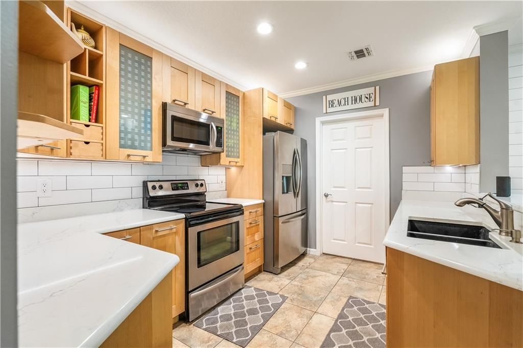 На продажу: $285,000 (3 спален, 2 ванн, 1848 Квадратных фут)