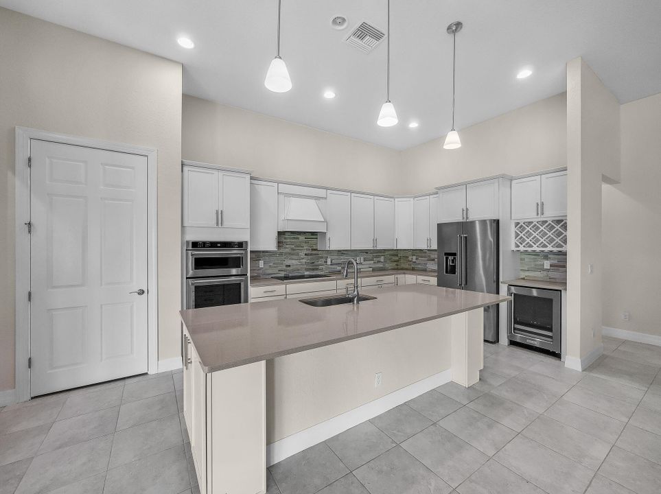 合同活跃: $895,000 (4 贝兹, 3 浴室, 3089 平方英尺)