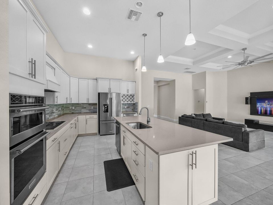 合同活跃: $895,000 (4 贝兹, 3 浴室, 3089 平方英尺)