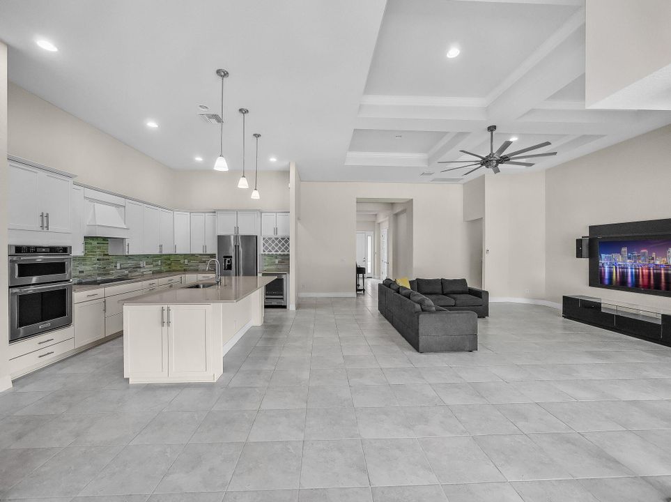 合同活跃: $895,000 (4 贝兹, 3 浴室, 3089 平方英尺)