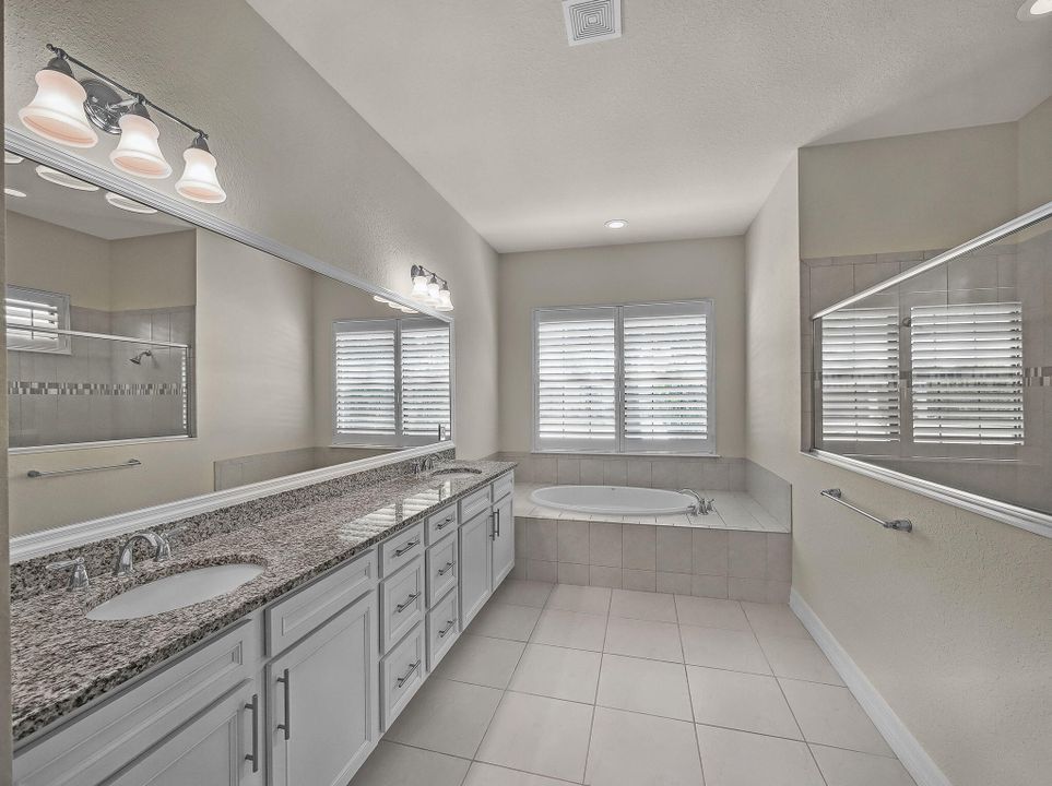 合同活跃: $895,000 (4 贝兹, 3 浴室, 3089 平方英尺)