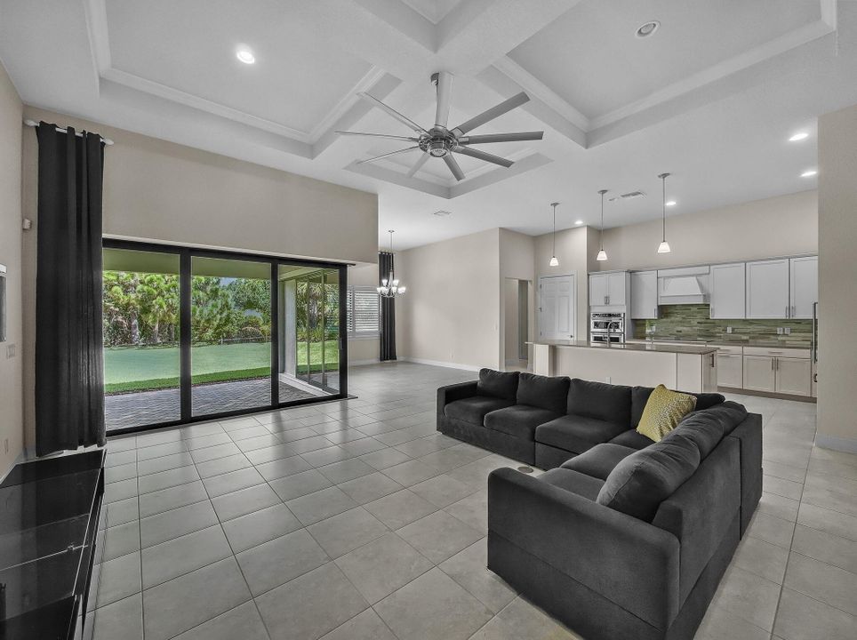 合同活跃: $895,000 (4 贝兹, 3 浴室, 3089 平方英尺)