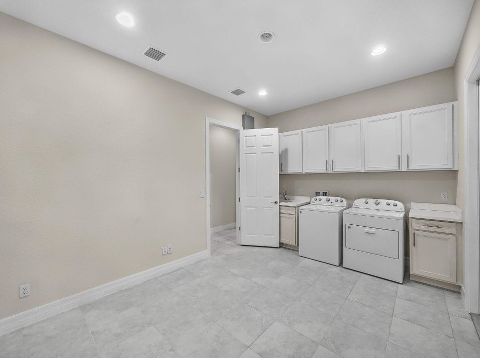 合同活跃: $895,000 (4 贝兹, 3 浴室, 3089 平方英尺)