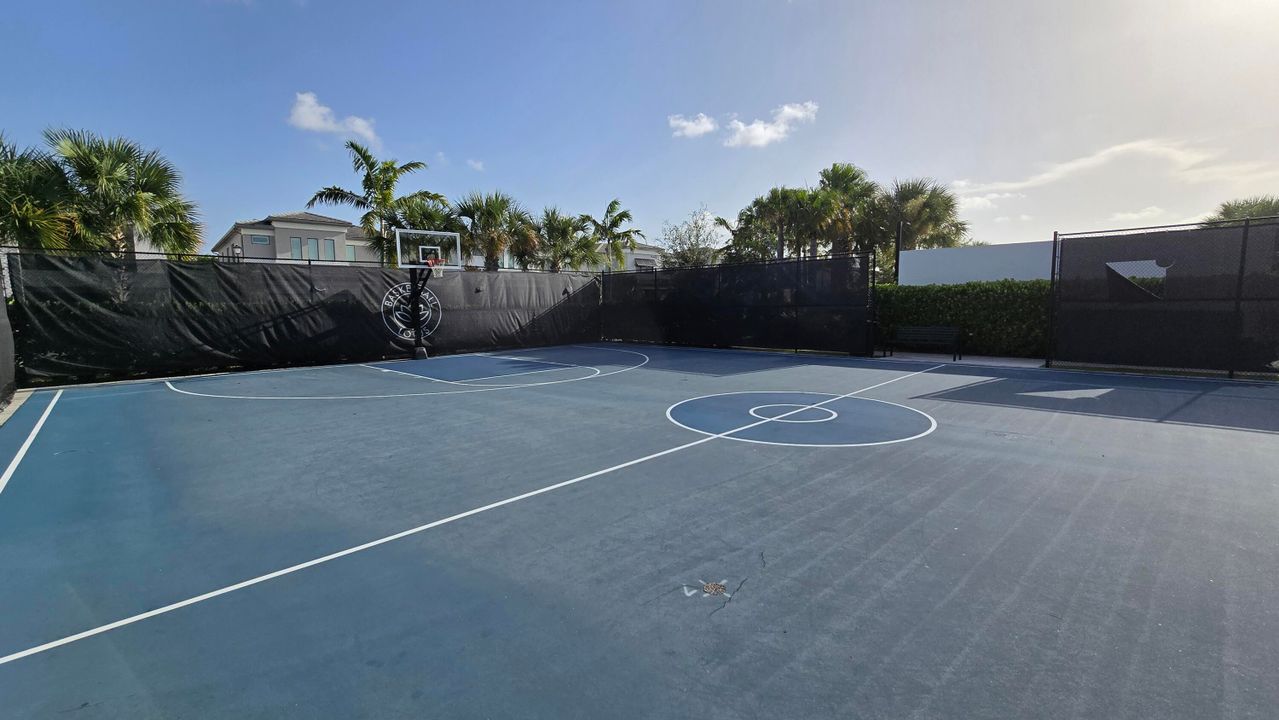 Active With Contract: $8,000 (3 beds, 3 baths, 2240 Square Feet)