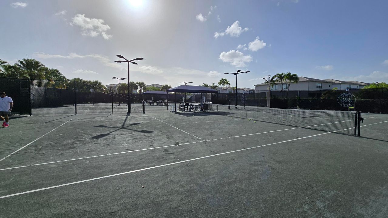 Active With Contract: $8,000 (3 beds, 3 baths, 2240 Square Feet)