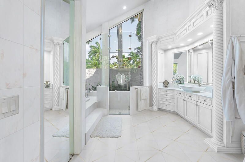 合同活跃: $3,250,000 (5 贝兹, 6 浴室, 4996 平方英尺)