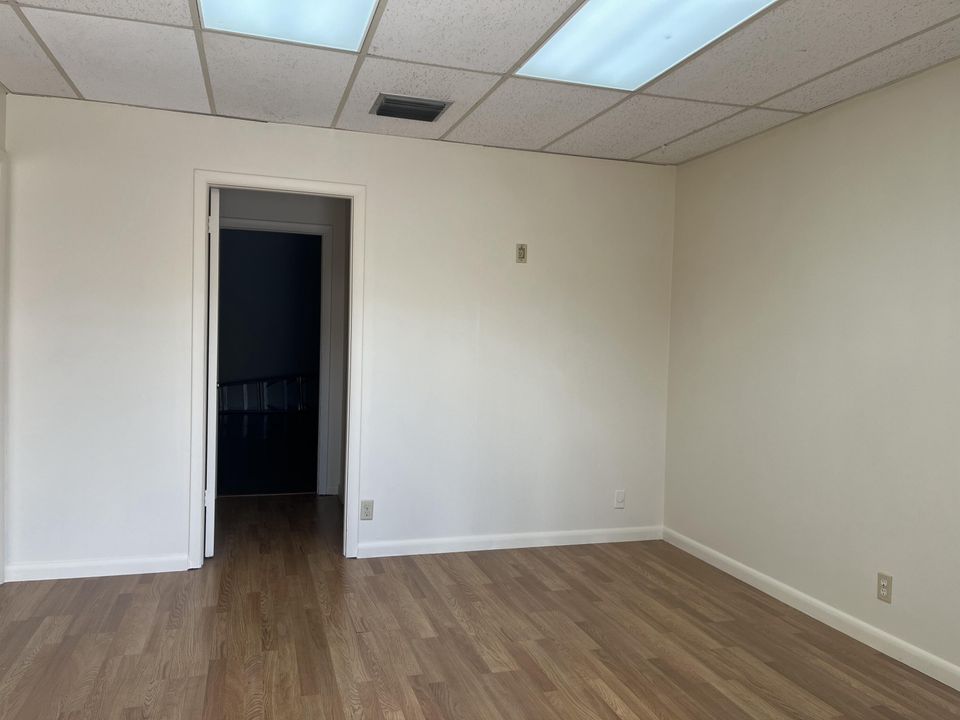 На продажу: $2,200 (0 спален, 0 ванн, 1020 Квадратных фут)