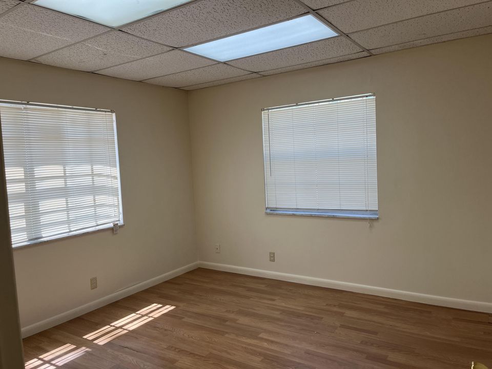 На продажу: $2,200 (0 спален, 0 ванн, 1020 Квадратных фут)