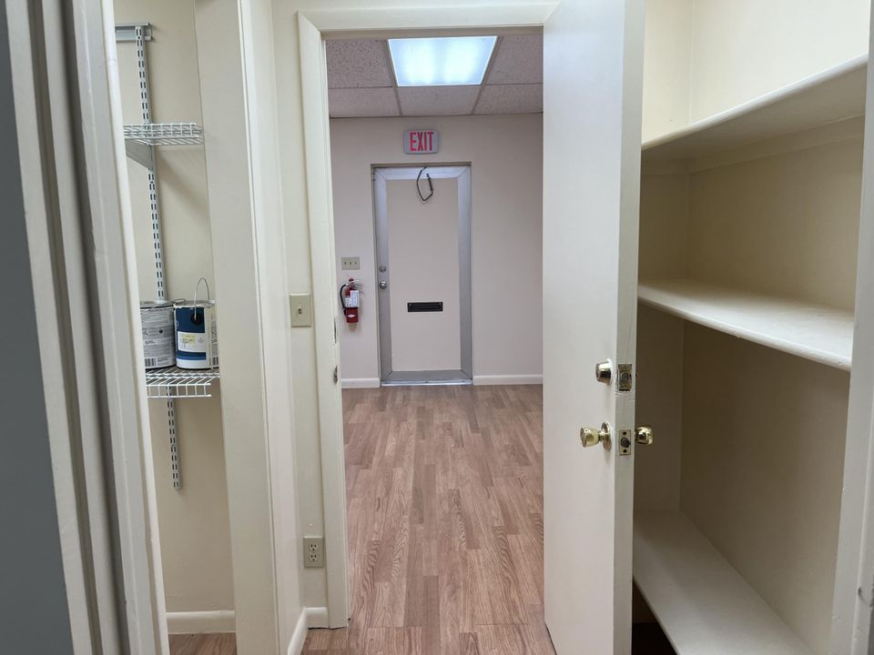 На продажу: $2,200 (0 спален, 0 ванн, 1020 Квадратных фут)