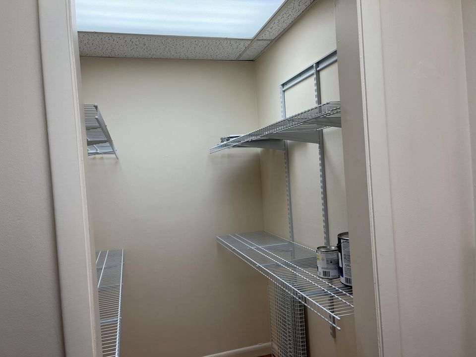 На продажу: $2,200 (0 спален, 0 ванн, 1020 Квадратных фут)