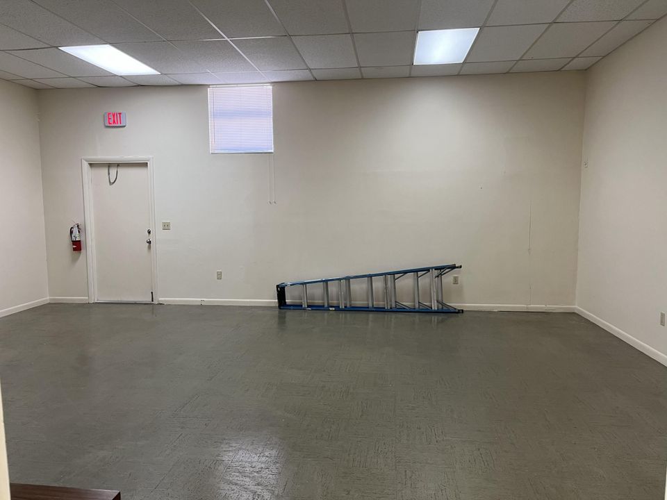 На продажу: $2,200 (0 спален, 0 ванн, 1020 Квадратных фут)