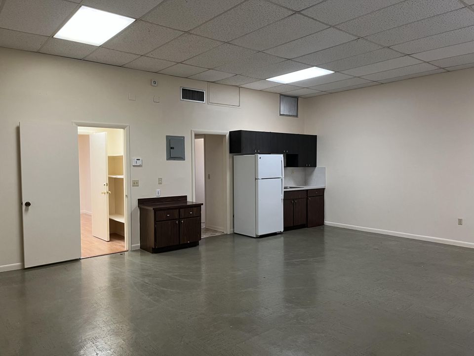 На продажу: $2,200 (0 спален, 0 ванн, 1020 Квадратных фут)