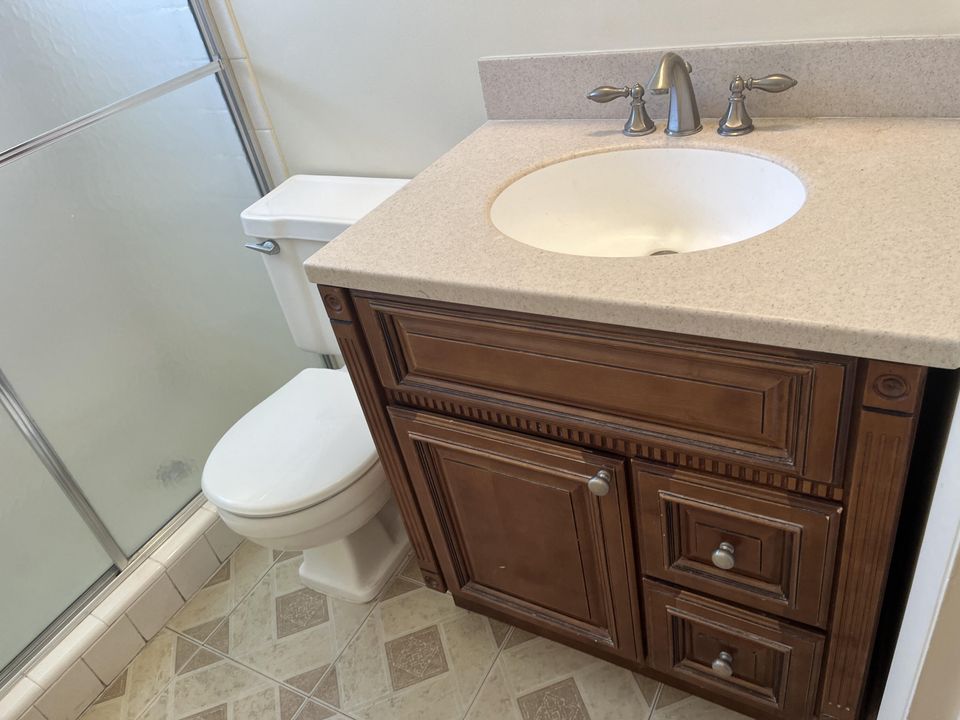 На продажу: $2,200 (0 спален, 0 ванн, 1020 Квадратных фут)