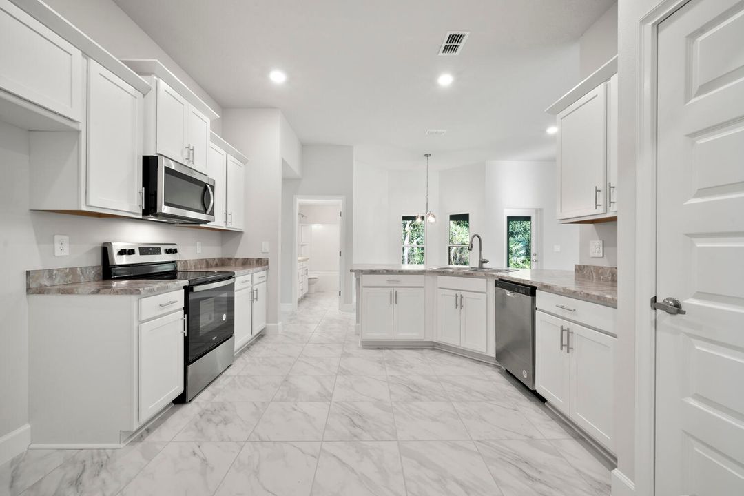 Activo con contrato: $475,000 (4 camas, 3 baños, 2265 Pies cuadrados)