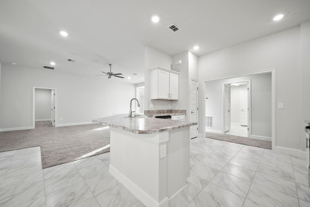 Activo con contrato: $475,000 (4 camas, 3 baños, 2265 Pies cuadrados)