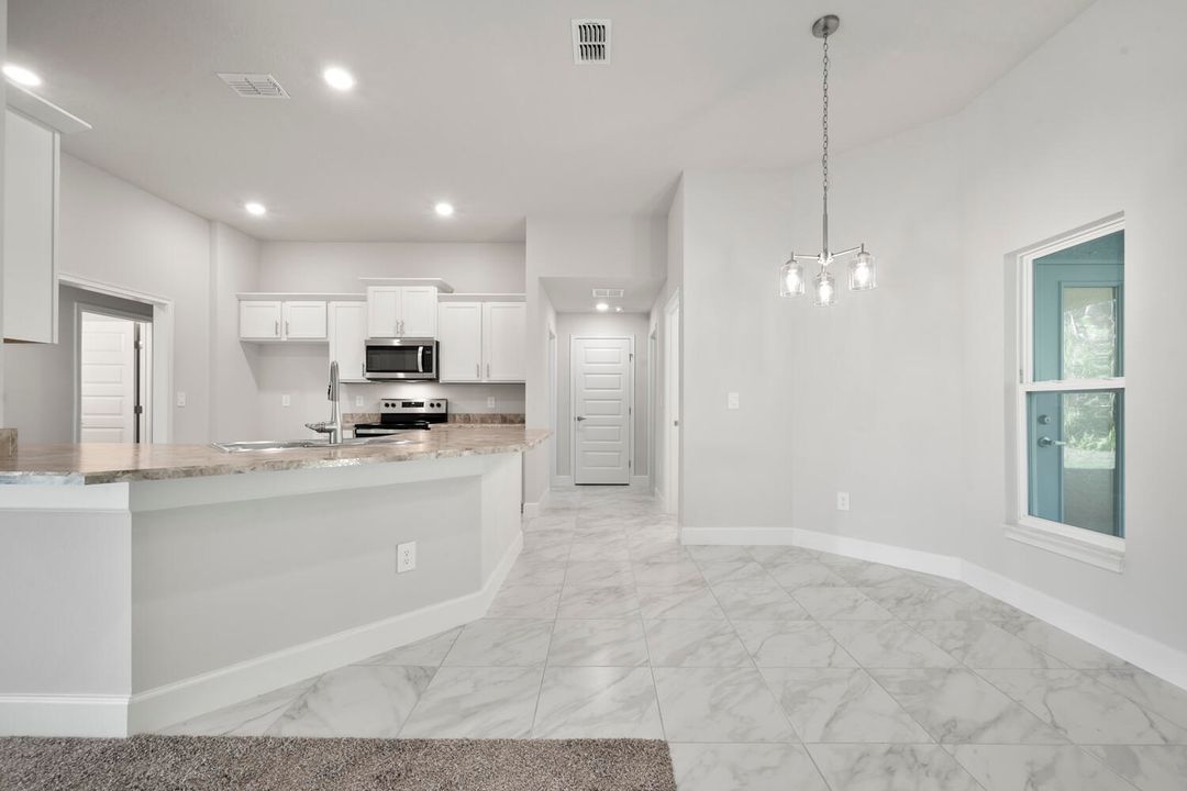 Activo con contrato: $475,000 (4 camas, 3 baños, 2265 Pies cuadrados)