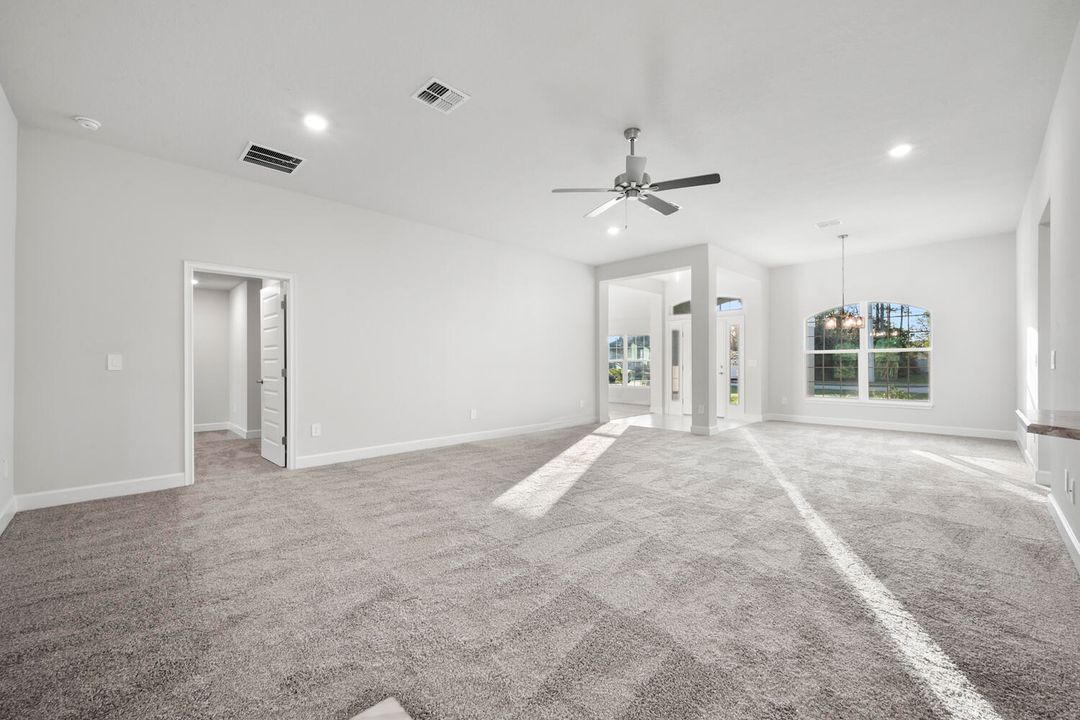 Activo con contrato: $475,000 (4 camas, 3 baños, 2265 Pies cuadrados)