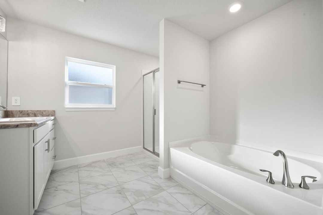 Activo con contrato: $475,000 (4 camas, 3 baños, 2265 Pies cuadrados)