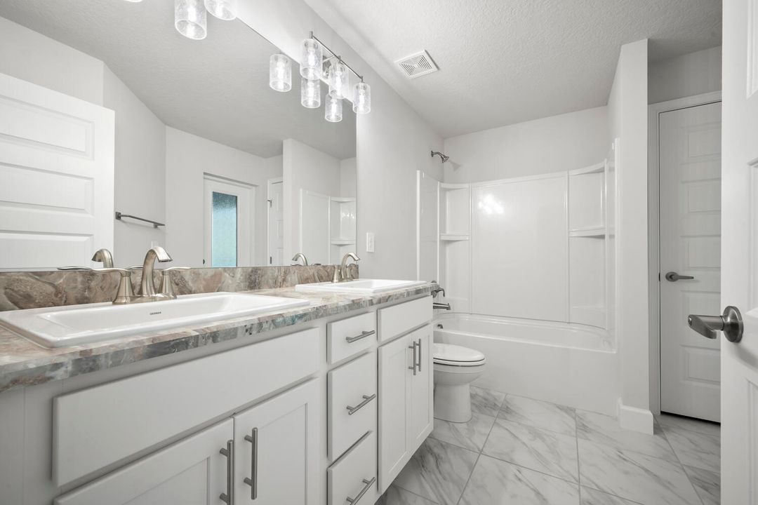 Activo con contrato: $475,000 (4 camas, 3 baños, 2265 Pies cuadrados)