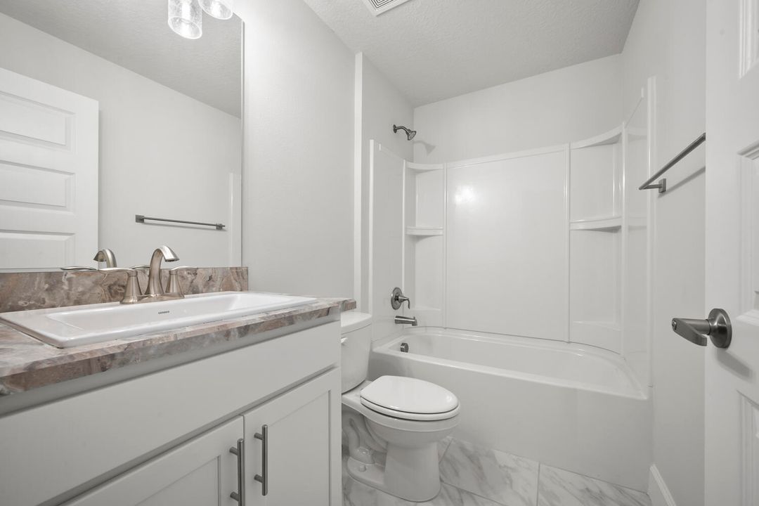 Activo con contrato: $475,000 (4 camas, 3 baños, 2265 Pies cuadrados)