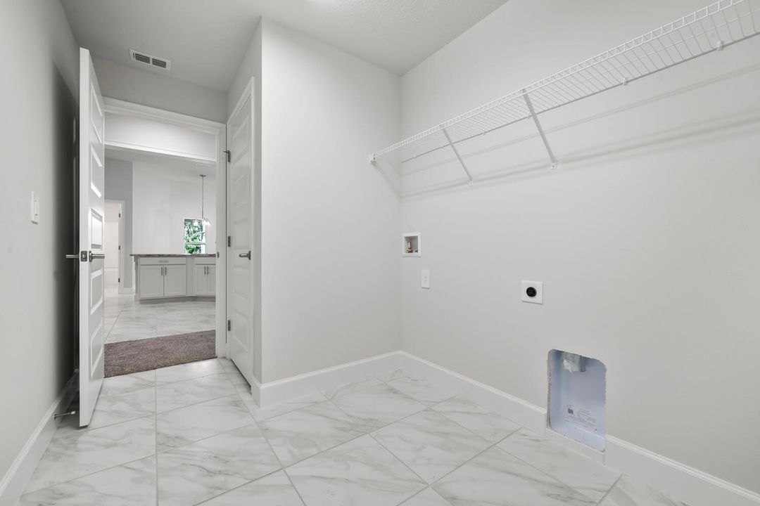 Activo con contrato: $475,000 (4 camas, 3 baños, 2265 Pies cuadrados)