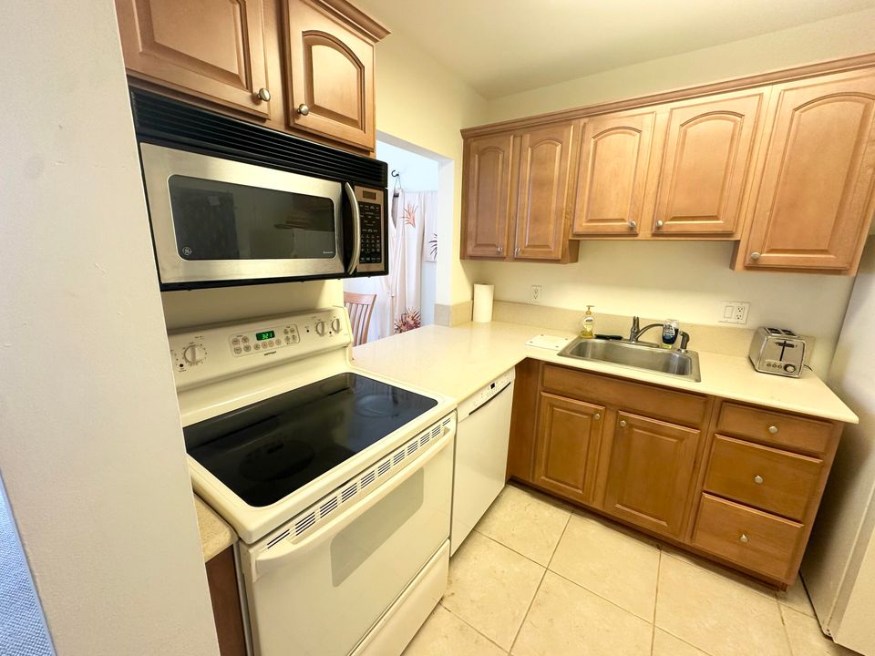 合同活跃: $119,900 (1 贝兹, 1 浴室, 850 平方英尺)