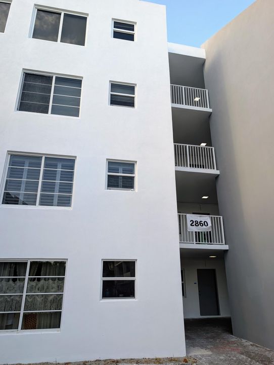 Active With Contract: $324,900 (2 beds, 2 baths, 835 Square Feet)