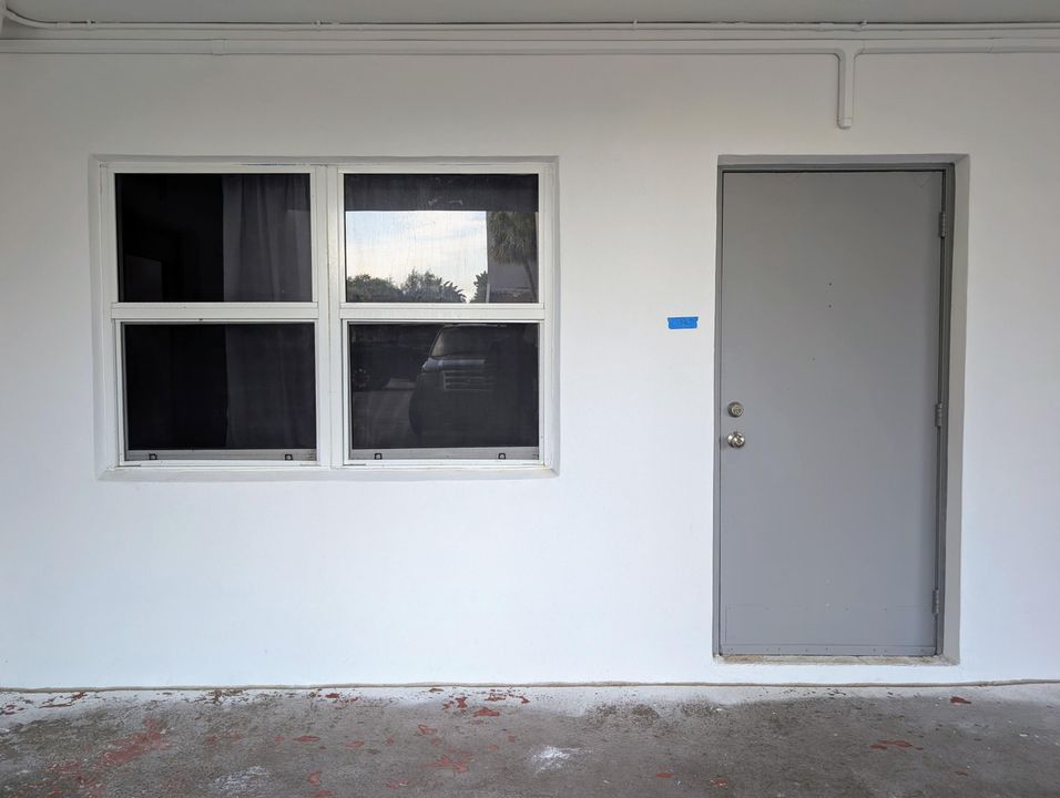 Active With Contract: $324,900 (2 beds, 2 baths, 835 Square Feet)