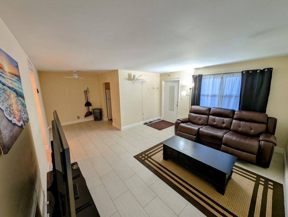 Active With Contract: $324,900 (2 beds, 2 baths, 835 Square Feet)