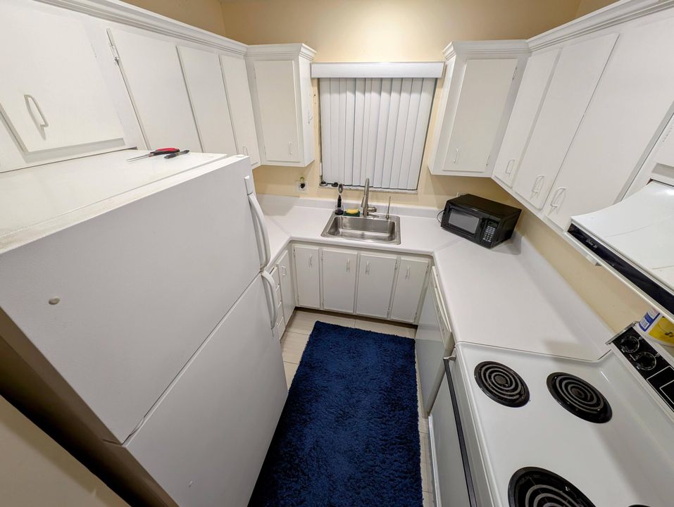 Active With Contract: $324,900 (2 beds, 2 baths, 835 Square Feet)